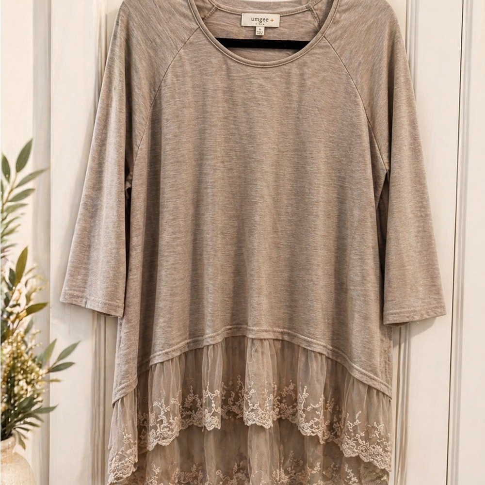 Umgee Grey Lace Tiered Hem 3/4 Sleeve Tunic Top